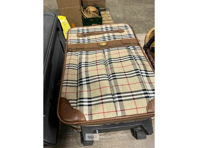 2x diverse reiskoffer + rieten tas - afbeelding 5 van  6