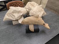 2x dolfijn in recycled wood op staander - afbeelding 1 van  4