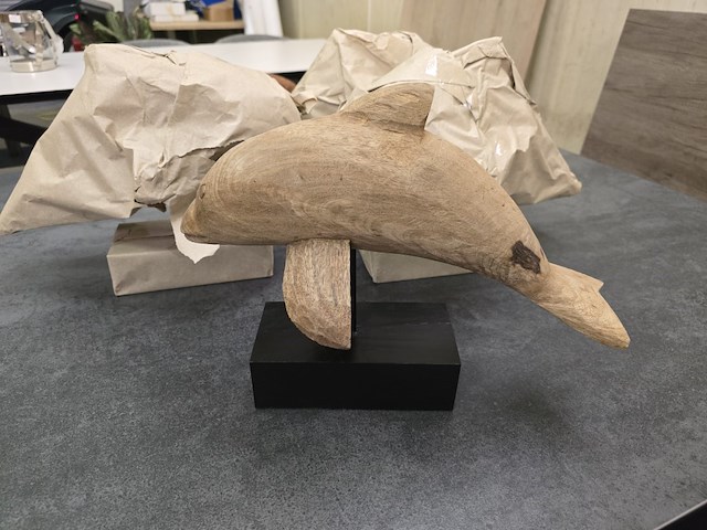 2x dolfijn in recycled wood op staander - afbeelding 2 van  4