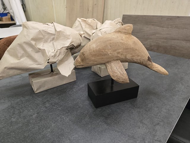 2x dolfijn in recycled wood op staander - afbeelding 3 van  4