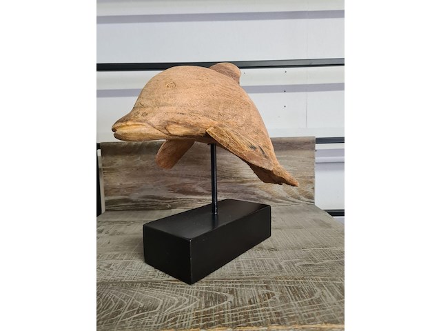 2x dolfijn in recycled wood op staander - afbeelding 2 van  4