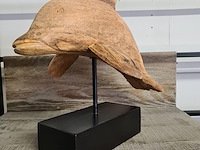 2x dolfijn in recycled wood op staander - afbeelding 2 van  4