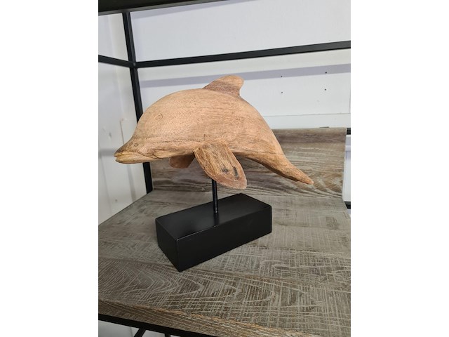 2x dolfijn in recycled wood op staander - afbeelding 3 van  4