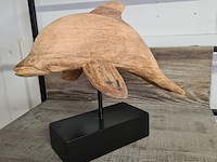 2x dolfijn in recycled wood op staander - afbeelding 3 van  4