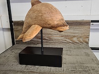 2x dolfijn in recycled wood op staander - afbeelding 4 van  4