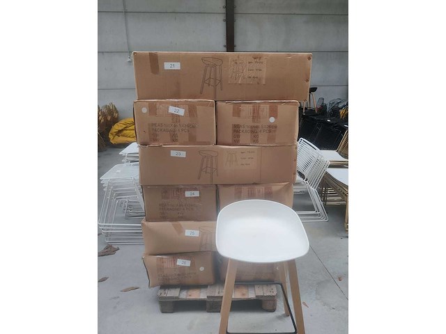 2x doos witte barstoel houten frame nieuw per 4 (8x) - afbeelding 1 van  1