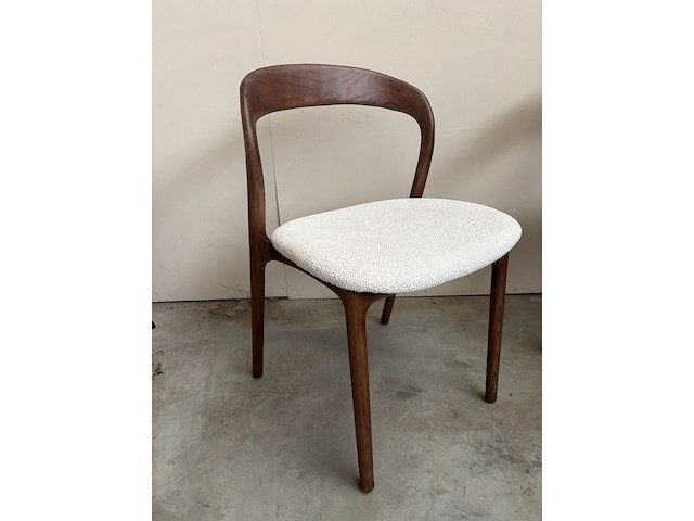 2x eetkamerstoel walnoot afwerking beige bouclé - afbeelding 3 van  4