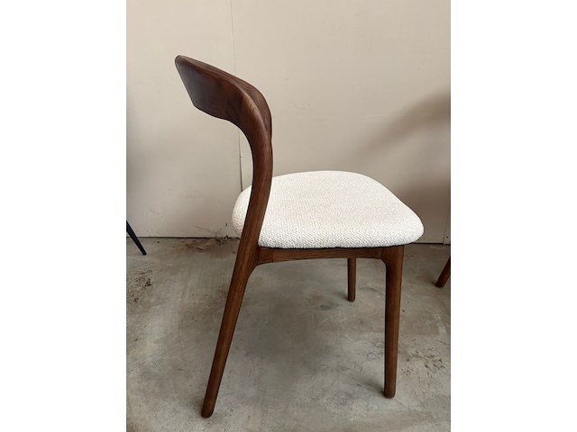 2x eetkamerstoel walnoot afwerking beige bouclé - afbeelding 2 van  4