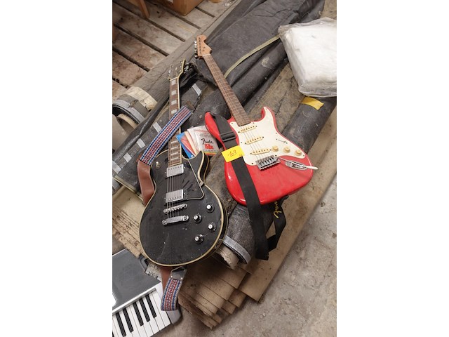 2x elektrische gitaar - afbeelding 1 van  4