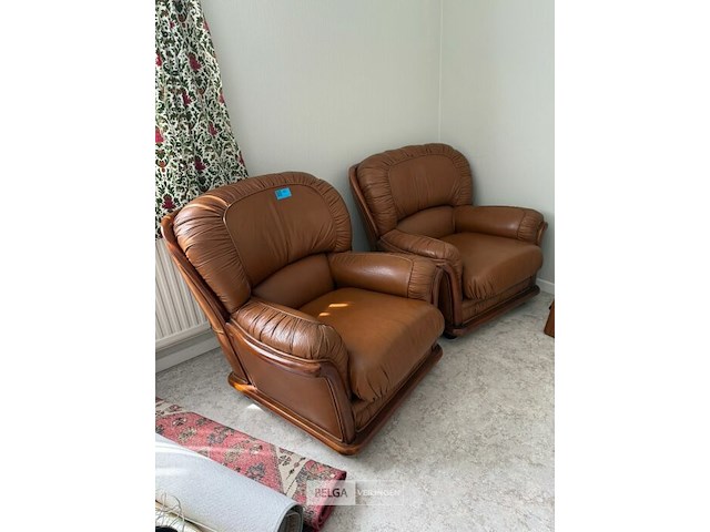 2x fauteuil in houten omlijsting en bruin leer - afbeelding 1 van  3