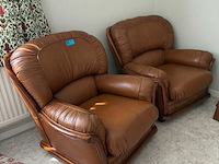 2x fauteuil in houten omlijsting en bruin leer - afbeelding 1 van  3