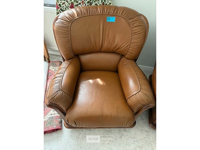 2x fauteuil in houten omlijsting en bruin leer - afbeelding 2 van  3