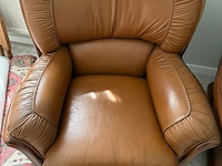 2x fauteuil in houten omlijsting en bruin leer - afbeelding 2 van  3