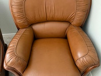 2x fauteuil in houten omlijsting en bruin leer - afbeelding 3 van  3