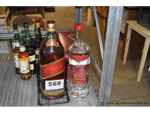 2x fles, wo. 1x fles whisky, johnnie walker red label, 1x fles vodka, smirnoff triple distilled - afbeelding 1 van  2