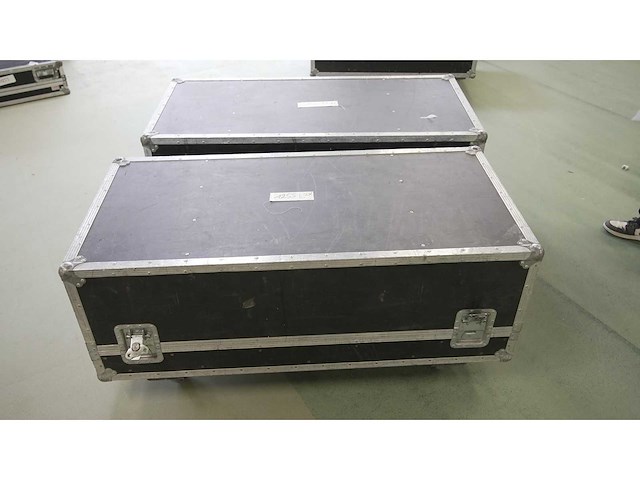2x flightcase 135cm x 65cm height without wheels 47 cm - afbeelding 1 van  2