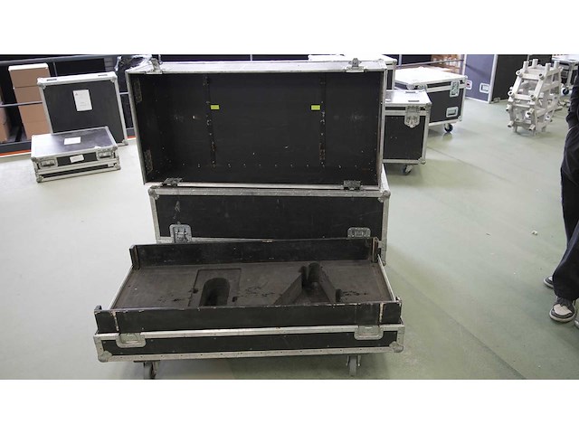 2x flightcase 135cm x 65cm height without wheels 47 cm - afbeelding 2 van  2