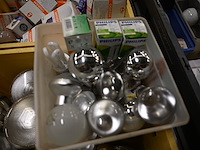 2x gele plastic bak met diverse lampen - afbeelding 2 van  2