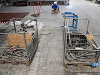 2x gitterbox met diverse stofzuigeronderdelen, waaronder slangen, mondstukken en buizen - afbeelding 1 van  3