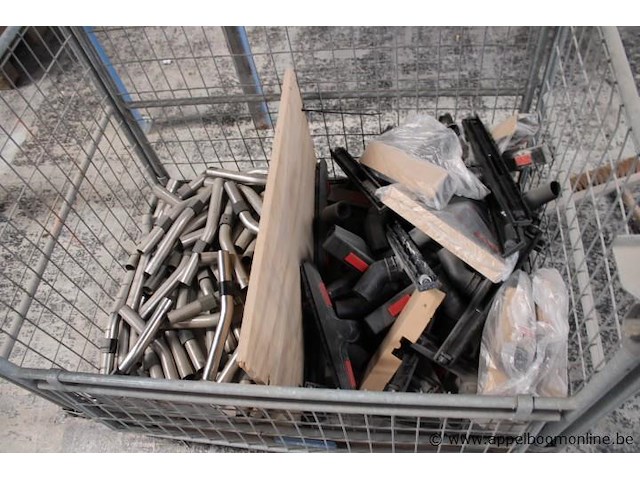 2x gitterbox met diverse stofzuigeronderdelen, waaronder slangen, mondstukken en buizen - afbeelding 3 van  3