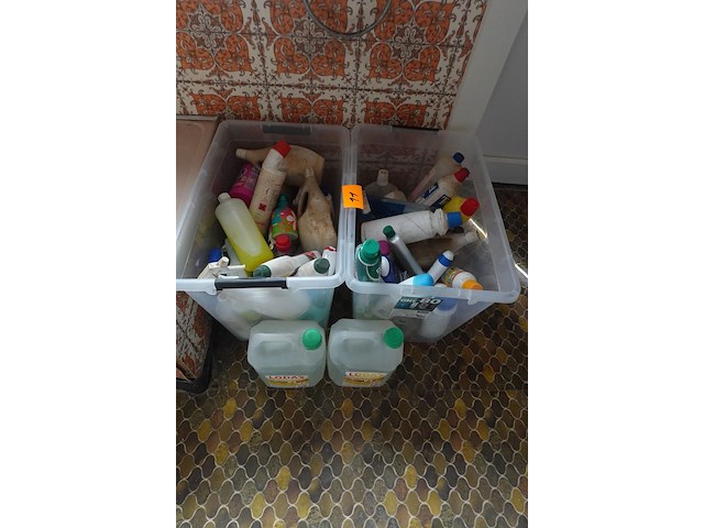 2x grijpbak met schoonmaakmiddelen - afbeelding 1 van  4