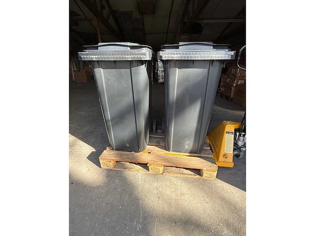 2x grote vuilbakken - afbeelding 1 van  2
