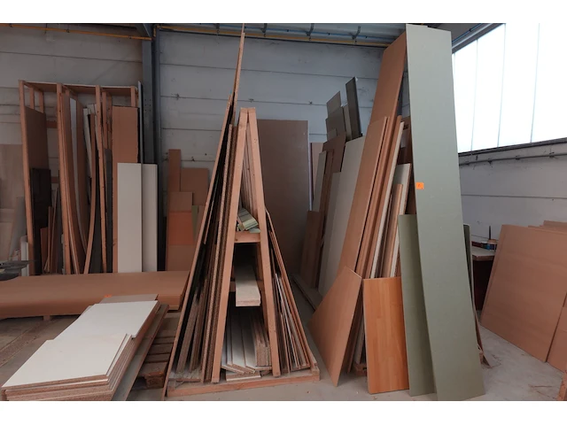2x houten bok + restpartij diverse houten platen - afbeelding 1 van  13