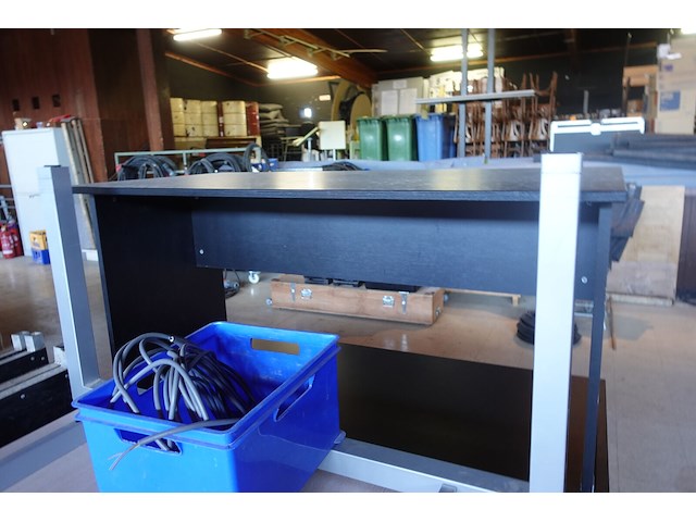 2x houten bureau - afbeelding 1 van  7
