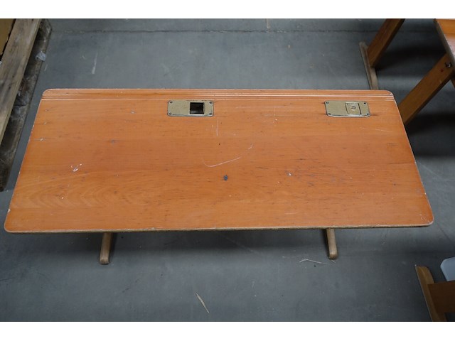 2x houten lessenaar + 4x diverse houten kinderstoelen - afbeelding 2 van  3