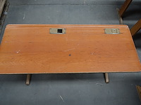 2x houten lessenaar + 4x diverse houten kinderstoelen - afbeelding 2 van  3