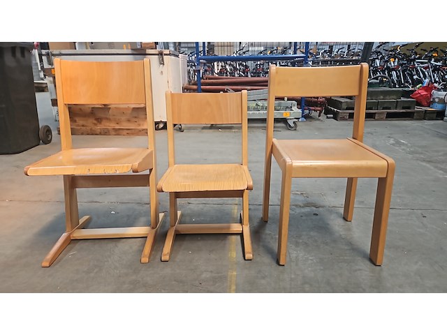 2x houten lessenaar + 4x diverse houten kinderstoelen - afbeelding 3 van  3