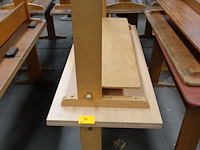 2x houten lessenaar + 4x diverse houten kinderstoelen - afbeelding 1 van  3