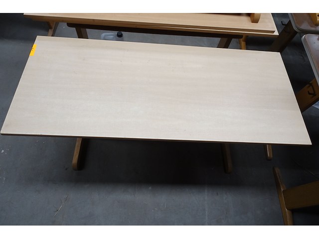 2x houten lessenaar + 4x diverse houten kinderstoelen - afbeelding 2 van  3