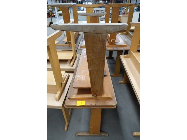 2x houten lessenaar + 4x diverse houten kinderstoelen - afbeelding 1 van  3