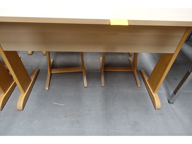 2x houten lessenaar + 4x stoel - afbeelding 2 van  3