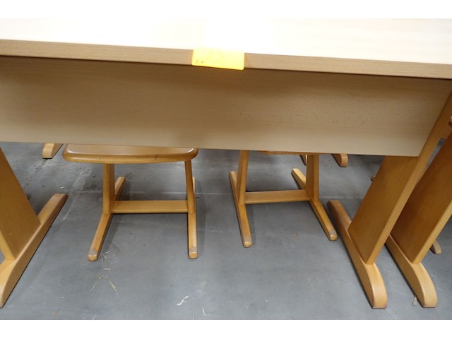 2x houten lessenaar + 4x stoel - afbeelding 2 van  3