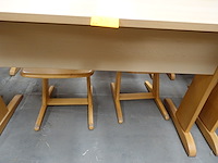 2x houten lessenaar + 4x stoel - afbeelding 2 van  3