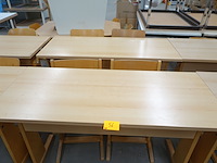 2x houten lessenaar + 4x stoel - afbeelding 1 van  3
