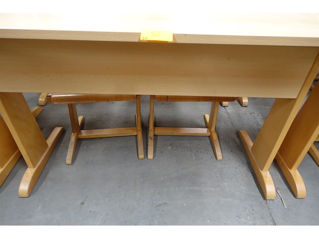 2x houten lessenaar + 4x stoel - afbeelding 2 van  3