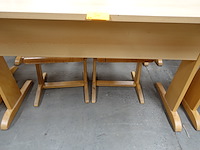 2x houten lessenaar + 4x stoel - afbeelding 2 van  3