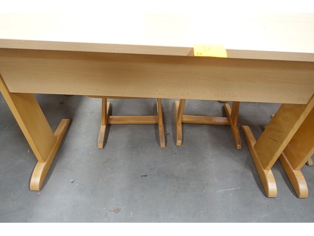 2x houten lessenaar + 4x stoel - afbeelding 2 van  3