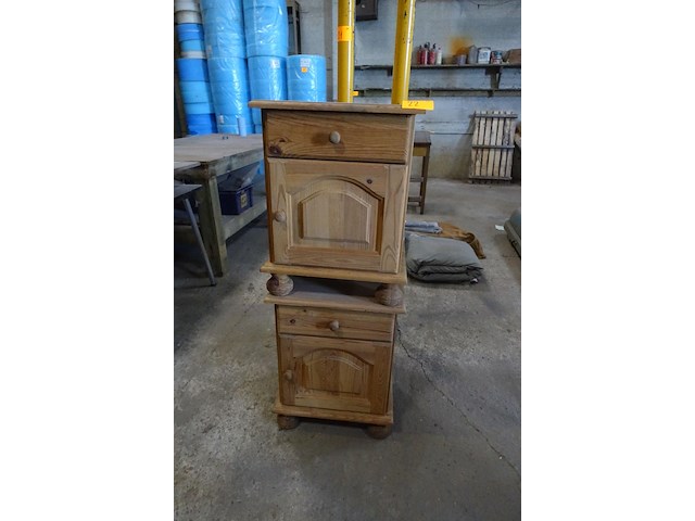 2x houten nachtkastje - afbeelding 1 van  6