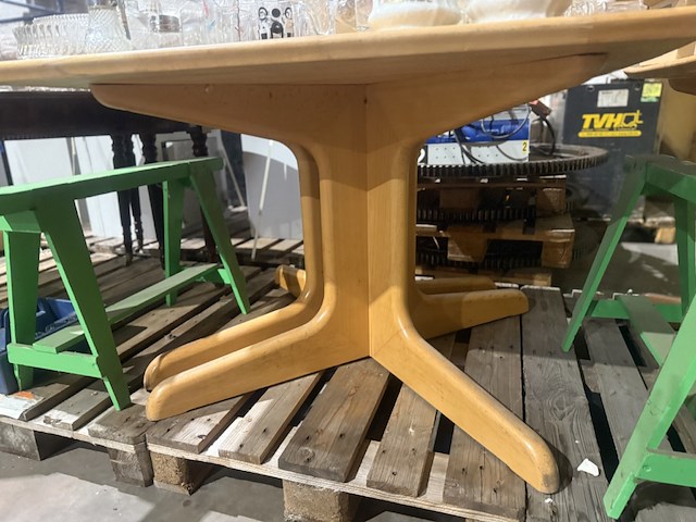 2x houten tafel in driehoekvorm - afbeelding 1 van  1