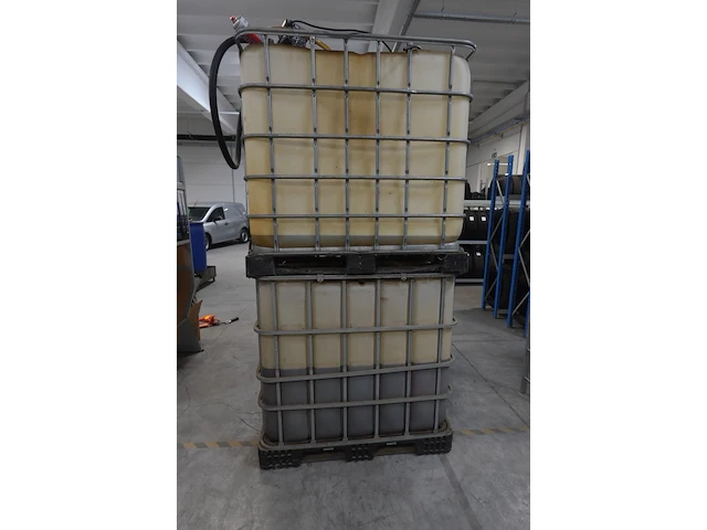 2x ibc container mazout met pomp - afbeelding 1 van  3