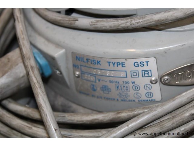2x industriële stofzuiger, nilfisk, gst, 700w, werking niet gekend - afbeelding 2 van  2