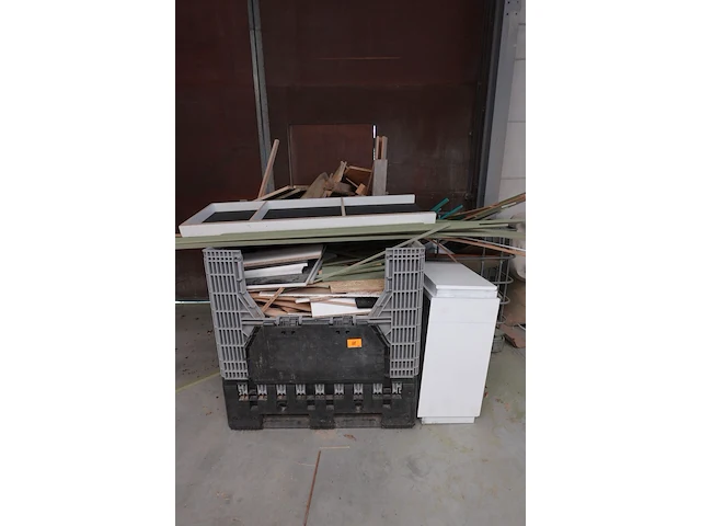 2x inklapbare kunststof palletbox + inhoud - afbeelding 1 van  3