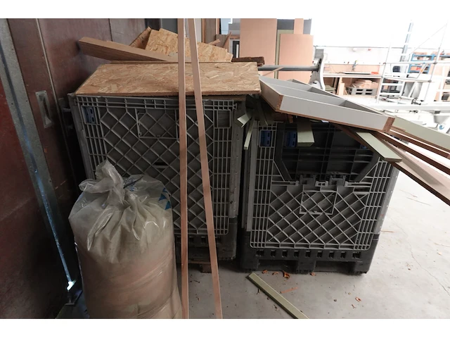 2x inklapbare kunststof palletbox + inhoud - afbeelding 3 van  3