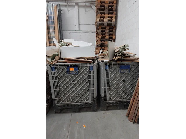 2x inklapbare kunststof palletbox + inhoud - afbeelding 1 van  3