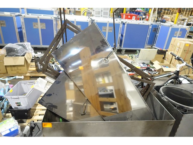 2x inox bak met oude metalen - afbeelding 2 van  4