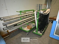 2x kar met 3 volleybalnetten en 6 palen